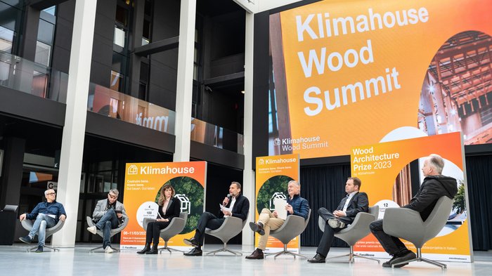 Klimahouse 2023, Mittwoch 8. bis Samstag 11. März Podiumsdiskussion bei der Klimahouse Wood Summit Veranstaltung mit sechs Teilnehmern