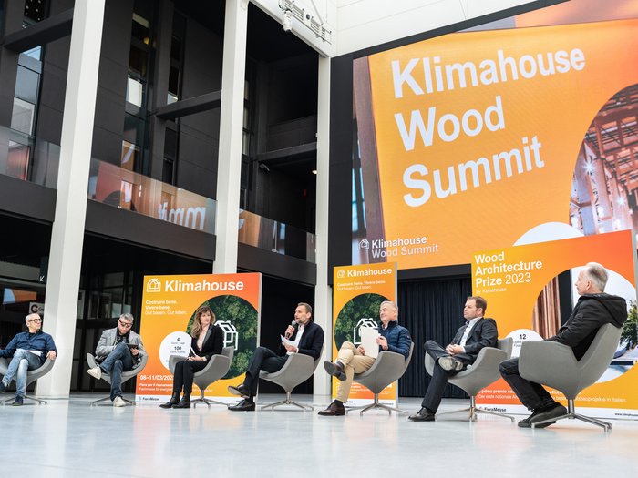Klimahouse 2023, Mittwoch 8. bis Samstag 11. März Podiumsdiskussion bei der Klimahouse Wood Summit Veranstaltung mit sechs Teilnehmern