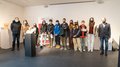 „Kunst ist schön“ Gruppe von Menschen mit Masken in einer Galerie neben Skulpturen
