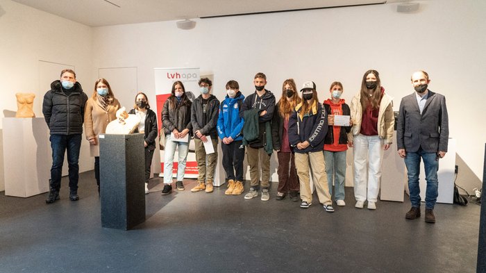 „Kunst ist schön“ Gruppe von Menschen mit Masken in einer Galerie neben Skulpturen