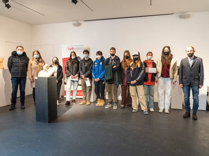 „Kunst ist schön“ Gruppe von Menschen mit Masken in einer Galerie neben Skulpturen