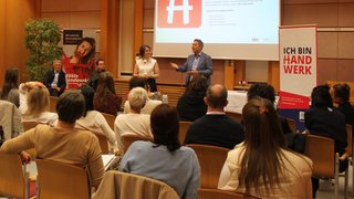 News Vortrag bei einer Veranstaltung zur Wertschätzung des Handwerks vor Publikum