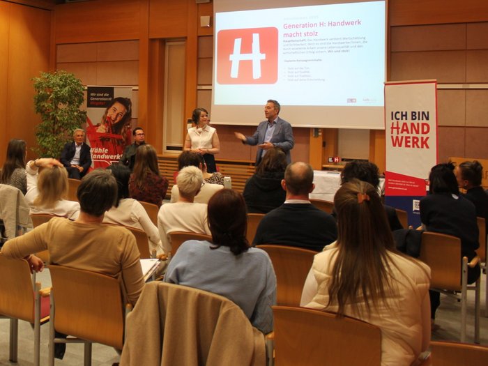 Weichenstellung für die Zukunft: Jahresversammlung der Schönheitspfleger/innen im lvh Vortrag bei einer Veranstaltung zur Wertschätzung des Handwerks vor Publikum