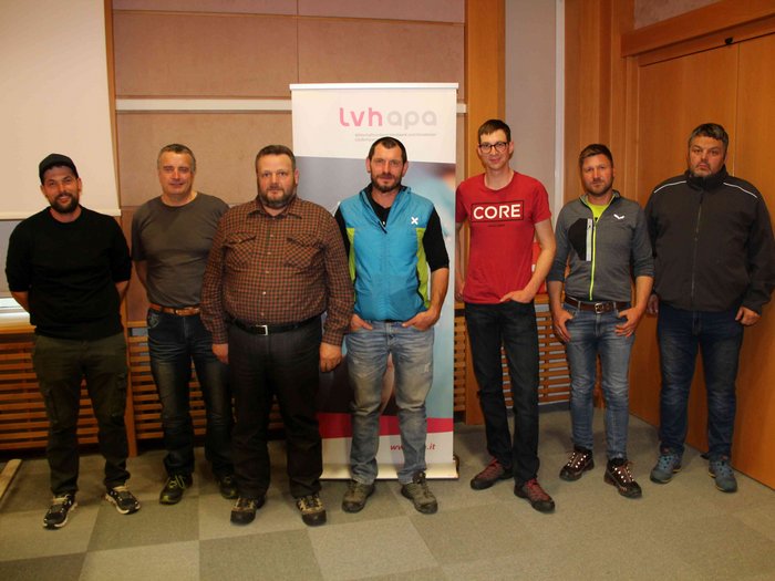 Die Berufsgemeinschaft der Waldarbeiter/innen im lvh traf sich kürzlich zur ihrer Jahresversammlung. Wichtige Informationen gab es besonders in Bezug auf die Borkenkäferproblematik. Sieben Männer stehen in einem Raum vor einem lvhapa Banner