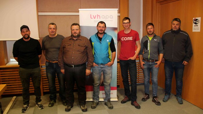 Die Berufsgemeinschaft der Waldarbeiter/innen im lvh traf sich kürzlich zur ihrer Jahresversammlung. Wichtige Informationen gab es besonders in Bezug auf die Borkenkäferproblematik. Sieben Männer stehen in einem Raum vor einem lvhapa Banner