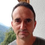 Burggrafenamt Porträt eines Mannes vor Berglandschaft und Hauswand