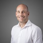 7-161-2601 Ritratto di uomo sorridente con camicia bianca su sfondo grigio