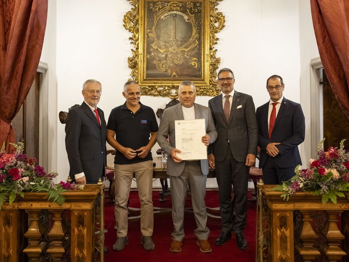 Premio Economia 2026: premiate 8 aziende associate lvh.apa Cinque uomini in una stanza formale, uno tiene un certificato