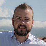 Unterpustertal/Gadertal Porträt eines Mannes mit Bart vor Berglandschaft