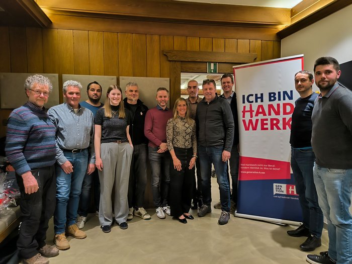 Gemeinsam stark: lvh-Ortsversammlung in Rasen-Antholz Gruppe von Personen vor einem Banner mit Aufschrift Ich bin Handwerk