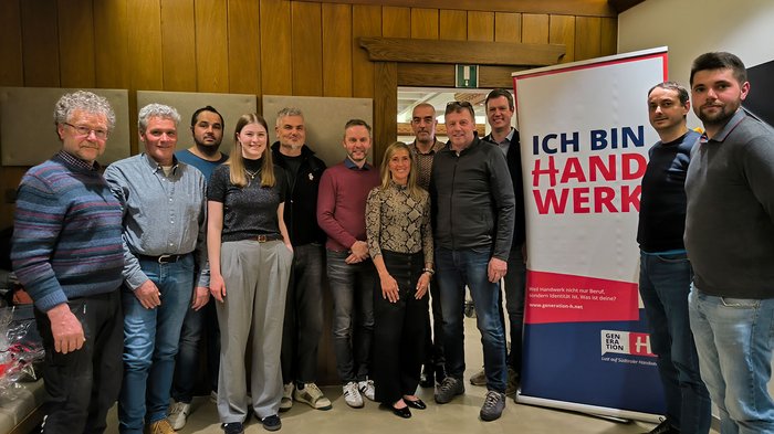 KI, Bauprojekte und starke Vernetzung im Fokus Gruppe von Personen vor einem Banner mit Aufschrift Ich bin Handwerk