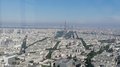 lvh-Seniorinnen und Senioren auf Frühlingsreise: Paris, mon amour! Luftaufnahme von Paris mit sichtbarem Eiffelturm und blauen Himmel