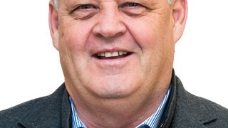 News Porträt eines lächelnden älteren Mannes mit grauen Haaren in Anzug und Hemd