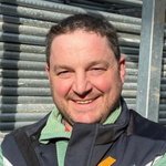 Burggrafenamt Porträt eines lächelnden Mannes mit Jacke vor Metallstruktur