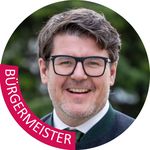 Unterpustertal/Gadertal Porträt eines lächelnden Bürgermeisters mit Brille