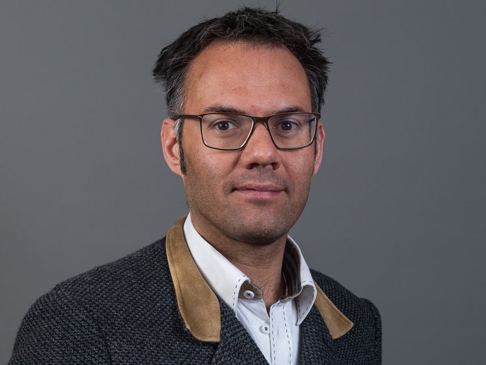 Sextner Handwerk zieht Bilanz Porträt eines Mannes mit Brille vor grauem Hintergrund