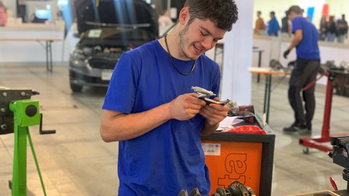 WorldSkills Italy: Obiettivo Lione Giovane che misura pezzo di auto con calibro in officina