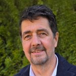 Unterpustertal/Gadertal Porträt eines Mannes mit dunklem Haar und Bart vor grünem Hintergrund