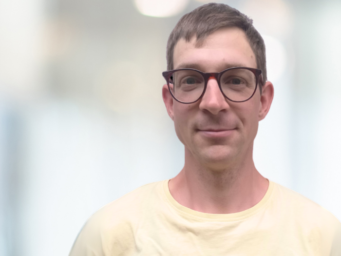 Assemblea annuale dei boscaioli di lvh.apa: tecnologia, formazione e coesione al centro dell'attenzione Ritratto di uomo sorridente con occhiali su sfondo sfocato