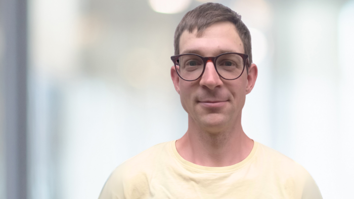 Assemblea annuale dei boscaioli di lvh.apa: tecnologia, formazione e coesione al centro dell'attenzione Ritratto di uomo sorridente con occhiali su sfondo sfocato