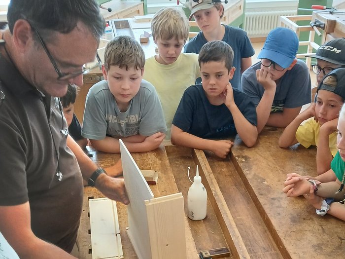 Mit Holz, Wasser & Handwerksfreude: Die KidsAcademy ist in Bruneck angekommen Kinder und Erwachsene lernen Holzarbeit in einer Werkstatt