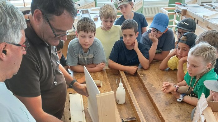 Mit Holz, Wasser & Handwerksfreude: Die KidsAcademy ist in Bruneck angekommen Kinder und Erwachsene lernen Holzarbeit in einer Werkstatt