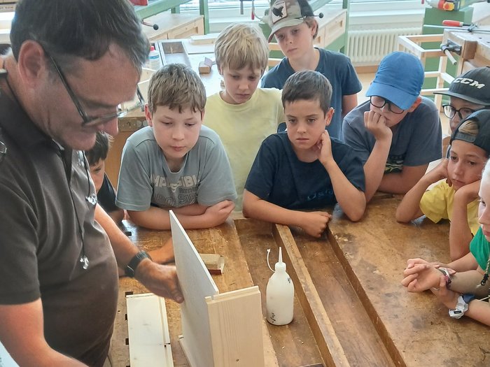 Con legno, acqua e tanta voglia di fare: La KidsAcademy è arrivata a Brunico! Bambini e adulti imparano la lavorazione del legno in una bottega
