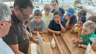 News Bambini e adulti imparano la lavorazione del legno in una bottega