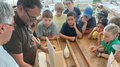 Mit Holz, Wasser & Handwerksfreude: Die KidsAcademy ist in Bruneck angekommen Kinder und Erwachsene lernen Holzarbeit in einer Werkstatt