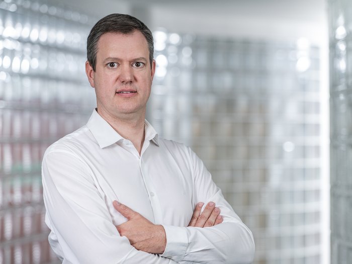 lvh.apa bewertet Staatshaushalt 2025: Positive Impulse, aber Nachbesserungsbedarf Mann in weißem Hemd mit verschränkten Armen vor hellem Hintergrund