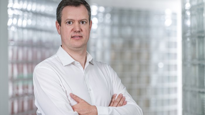 lvh.apa bewertet Staatshaushalt 2025: Positive Impulse, aber Nachbesserungsbedarf Mann in weißem Hemd mit verschränkten Armen vor hellem Hintergrund