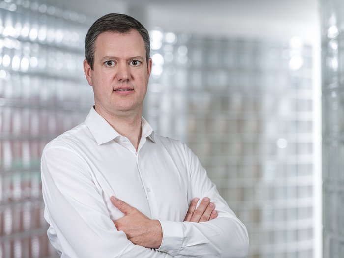 lvh.apa bewertet Staatshaushalt 2025: Positive Impulse, aber Nachbesserungsbedarf Mann in weißem Hemd mit verschränkten Armen vor hellem Hintergrund