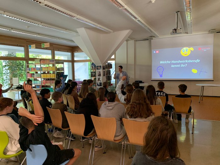 Scuola media di Naturno: lavori da sogno nei diversi settori dell'ospitalità e dell'artigianato Studenti alzano le mani durante una lezione sulle professioni artigianali in aula