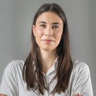 Junghandwerker Porträt einer jungen Frau mit langen dunklen Haaren und weißem Hemd