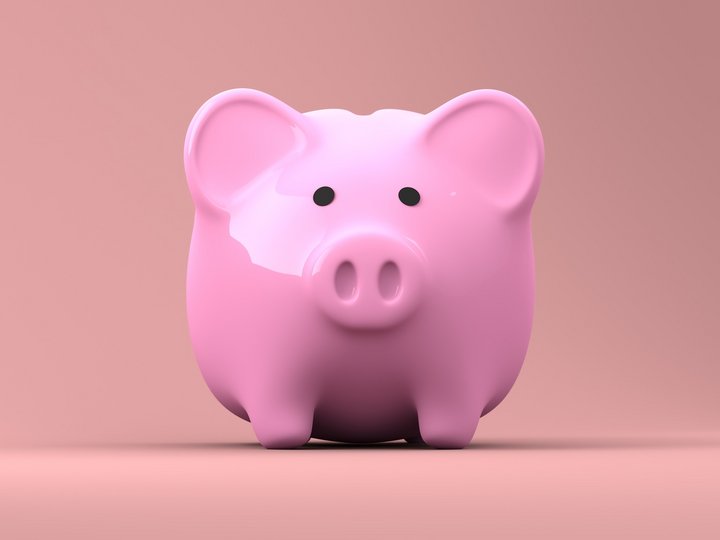 Famiglia e sociale Salvadanaio rosa lucido su sfondo rosa