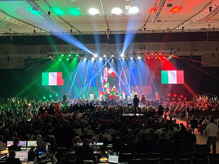 Die EuroSkills 2021 sind offiziell eröffnet Grande folla a evento con bandiere italiane e luci colorate sul palco
