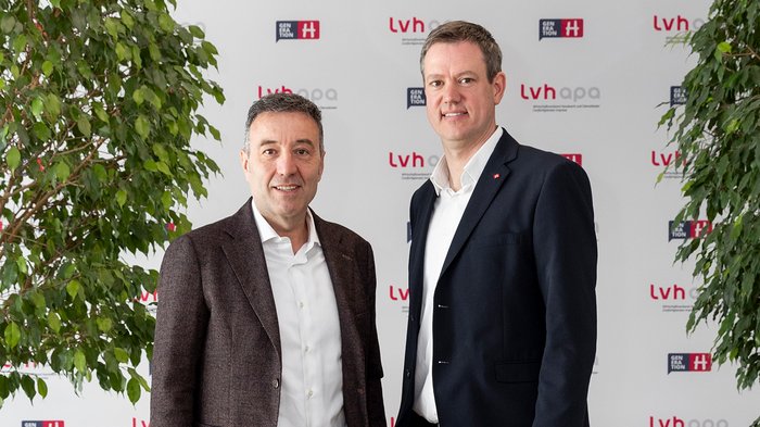 Artigianato di Varna: un solido pilastro economico a livello locale Due uomini in abiti davanti a uno striscione LVHapa e Generation H con piante