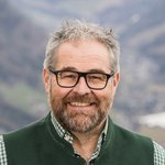 Unterpustertal/Gadertal Älterer Mann mit grauen Haaren und Brille vor Berglandschaft