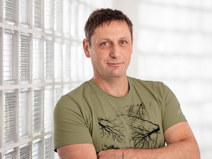 Gemeinderatswahlen 2020: Handwerker vertreten Wirtschaft und Gesellschaft Mann in grünem T-Shirt lehnt an Wand aus Glasbausteinen