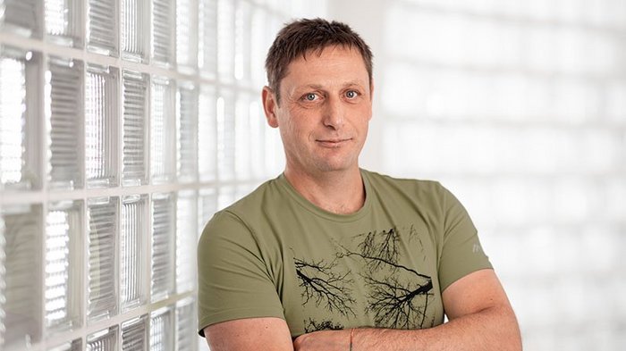 Gemeinderatswahlen 2020: Handwerker vertreten Wirtschaft und Gesellschaft Mann in grünem T-Shirt lehnt an Wand aus Glasbausteinen