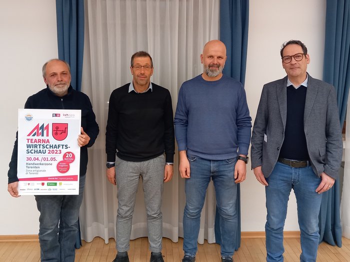 1. Tearna Wirtschaftsschau am kommenden Wochenende Vier Männer stehen nebeneinander, einer hält Plakat für Tearna Wirtschaftsschau 2023