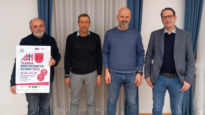 Erste Tearna Wirtschaftsschau in den Startlöchern Vier Männer stehen nebeneinander, einer hält Plakat für Tearna Wirtschaftsschau 2023