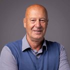 Generazione artigianato+ Ritratto di uomo anziano sorridente con maglione blu e camicia a quadri