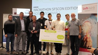 © lvh.apa Gruppenfoto der Gewinner des Hackathons SFSCON Edition mit großem Scheck