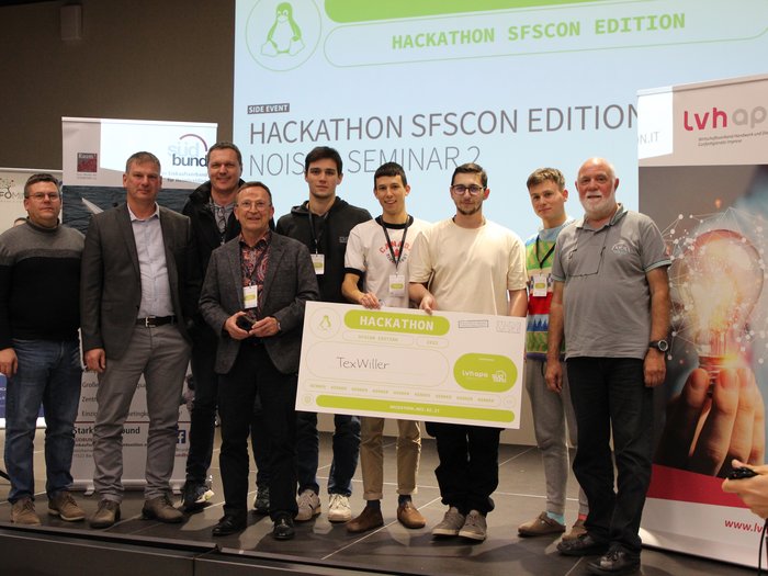 Menti creative per risolvere le sfide dell’artigianato Foto di gruppo dei vincitori dell'Hackathon SFSCON Edition con assegno gigante