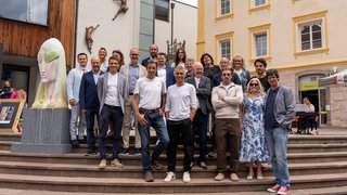 News Gruppe von Menschen posiert auf Treppen vor Gebäuden bei Kunstausstellung