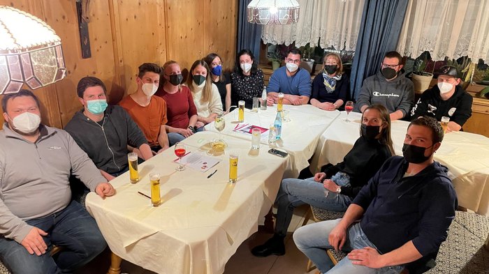 lvh Wipptal: Junghandwerker gründen Bezirksgruppe Gruppe von Menschen sitzt mit Masken an Tischen in einem gemütlichen Raum