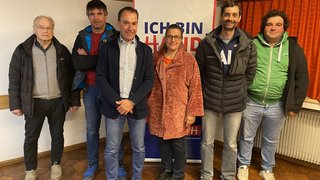 News Gruppe von sechs Personen vor einem Ich bin Handwerk Banner in Innenraum