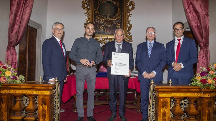 Südtiroler Wirtschaftspreis 2023: 6 Handwerksbetriebe des lvh ausgezeichnet Fünf Männer stehen in einem prunkvollen Raum, einer hält ein Zertifikat