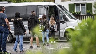 News Menschen stehen in einer Schlange und warten, um in einen Kleinbus einzusteigen